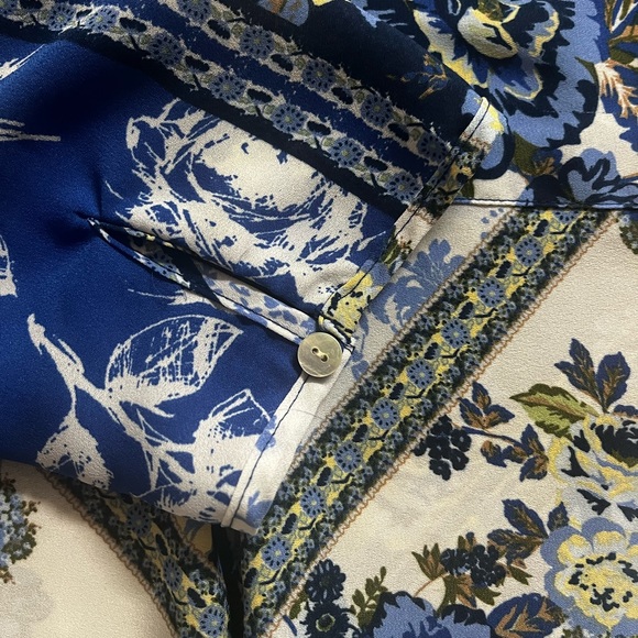 3/4 Length Light Weight Shirt w Pockets and Floral Print - Picture 4 of 7